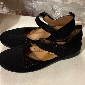 Chic Black Cut-Out Women's Flats